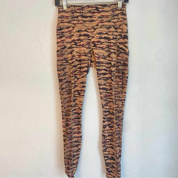Fabletics powehold Brown and Black Patterned Leggings with pockets - Picture 1 of 7